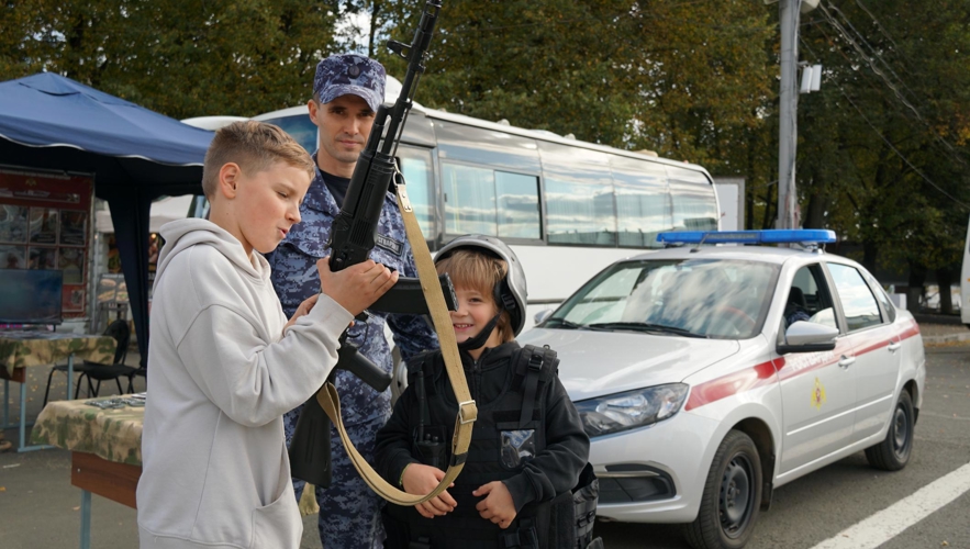 В Кирове прошла агитационно-просветительская акция «На службу в Росгвардию»