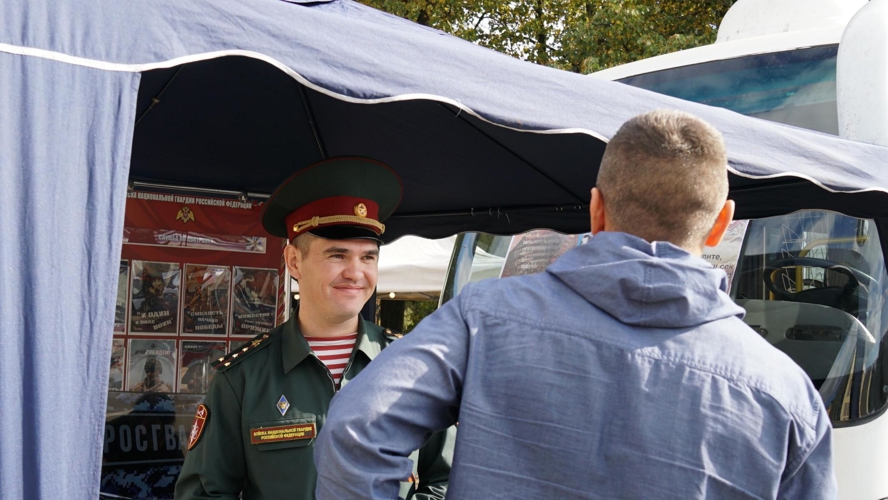 В Кирове прошла агитационно-просветительская акция «На службу в Росгвардию»