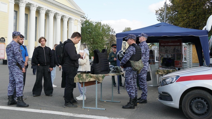 В Кирове прошла агитационно-просветительская акция «На службу в Росгвардию»