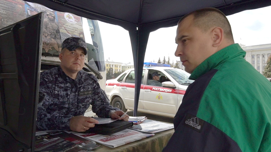 В Кирове прошла агитационно-просветительская акция «На службу в Росгвардию»