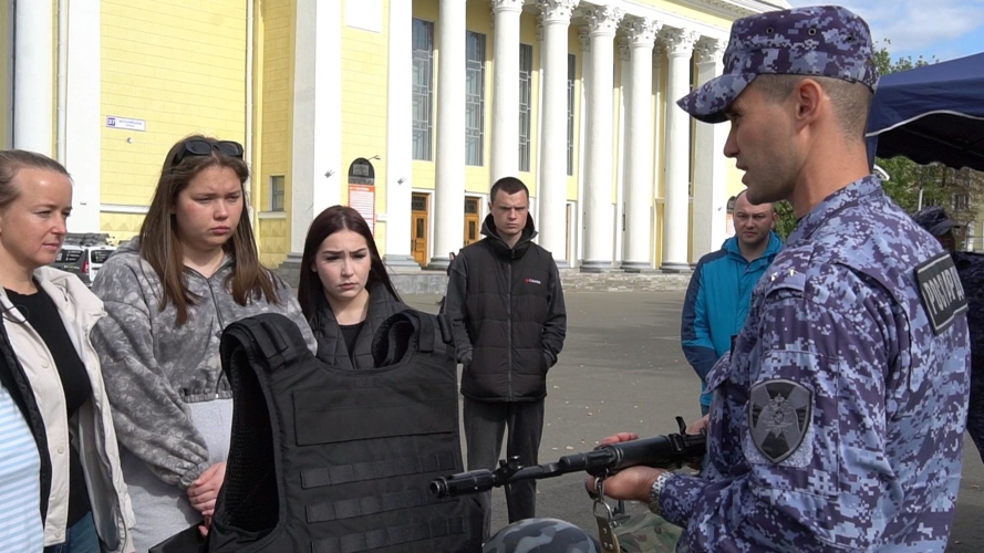 В Кирове прошла агитационно-просветительская акция «На службу в Росгвардию»