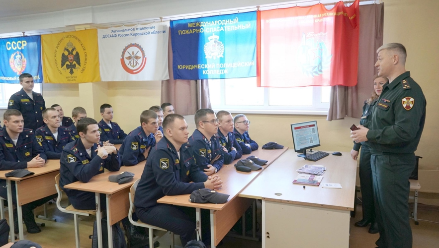 Офицеры Военной академии войск национальной гвардии России встретились с кировскими кадетами