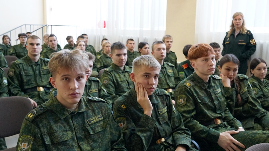 Офицеры Военной академии войск национальной гвардии России встретились с кировскими кадетами