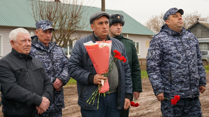 В Кировской области открыта мемориальная доска в честь геройски погибшего военнослужащего Росгвардии Александра Архипова