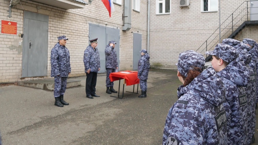 В отделе вневедомственной охраны по городу Кирову состоялась церемония принятия Присяги молодыми сотрудниками Росгвардии