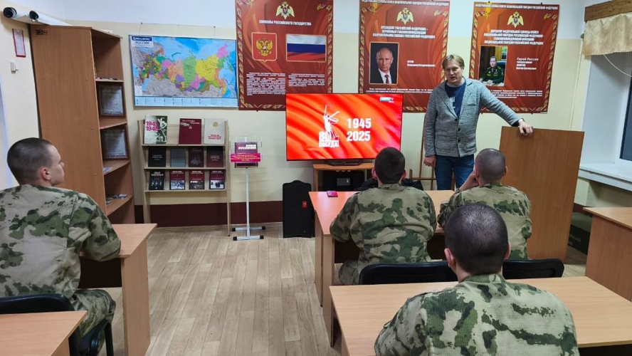 Режиссер-документалист Алексей Фоминых провел творческую встречу с росгвардейцами