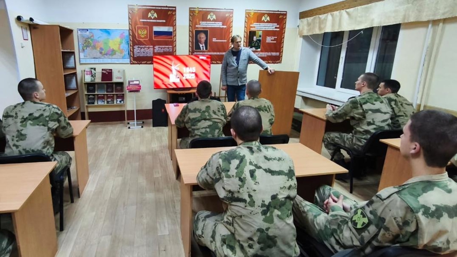 Режиссер-документалист Алексей Фоминых провел творческую встречу с росгвардейцами