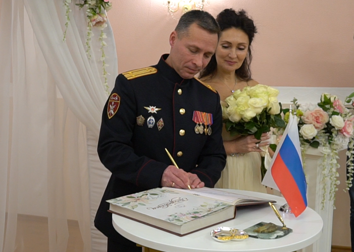 Губернатор Кировской области и руководство теруправления поздравили многодетную семью росгвардейца с серебряной свадьбой