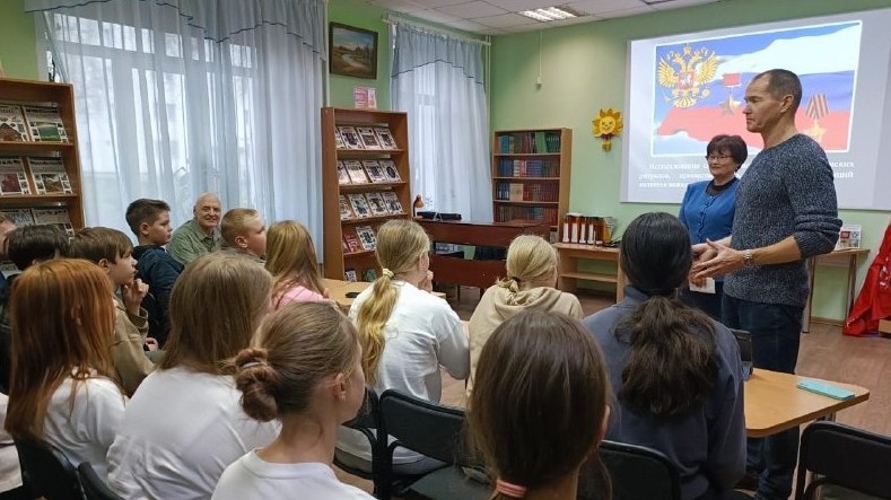 Ветераны Росгвардии рассказали кировским школьникам о воинских символах, традициях и ритуалах