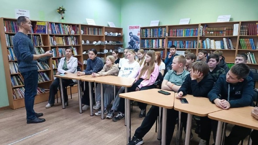 Ветераны Росгвардии рассказали кировским школьникам о воинских символах, традициях и ритуалах