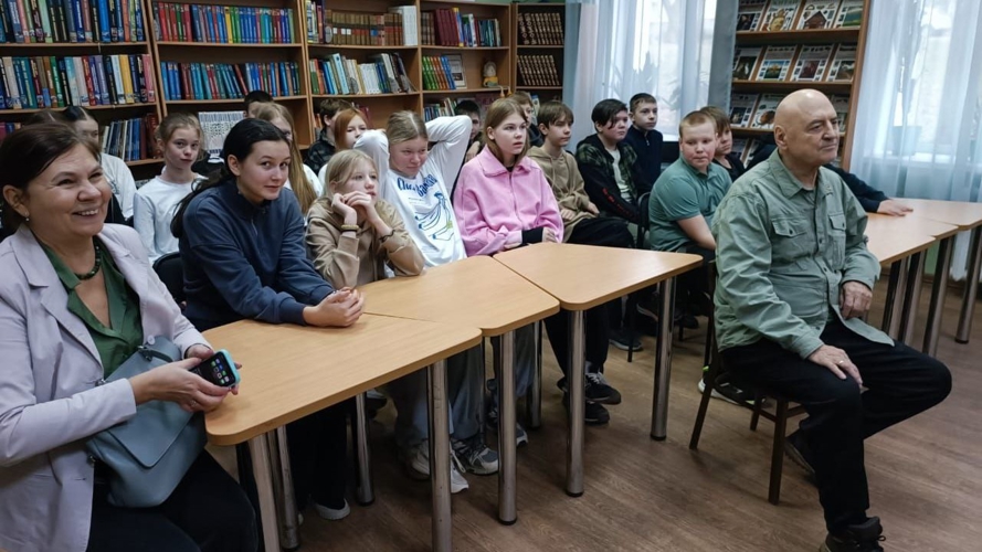 Ветераны Росгвардии рассказали кировским школьникам о воинских символах, традициях и ритуалах