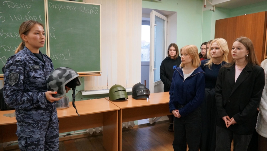 В День призывника в отделе вневедомственной охраны по городу Кирову прошел День открытых дверей