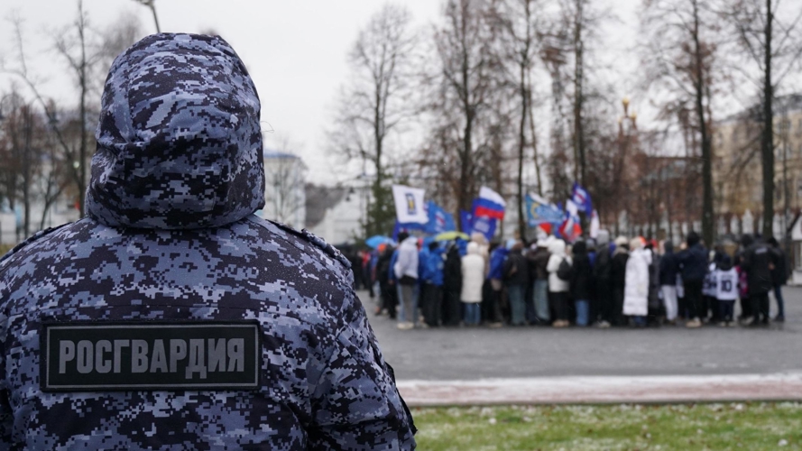 Сотрудники Росгвардии обеспечили безопасность участников флешмоба в День народного единства в Кирове