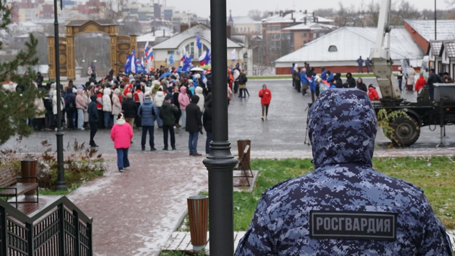 Сотрудники Росгвардии обеспечили безопасность участников флешмоба в День народного единства в Кирове