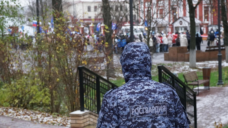 Сотрудники Росгвардии обеспечили безопасность участников флешмоба в День народного единства в Кирове