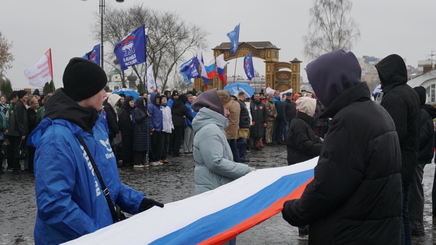 Сотрудники Росгвардии обеспечили безопасность участников флешмоба в День народного единства в Кирове
