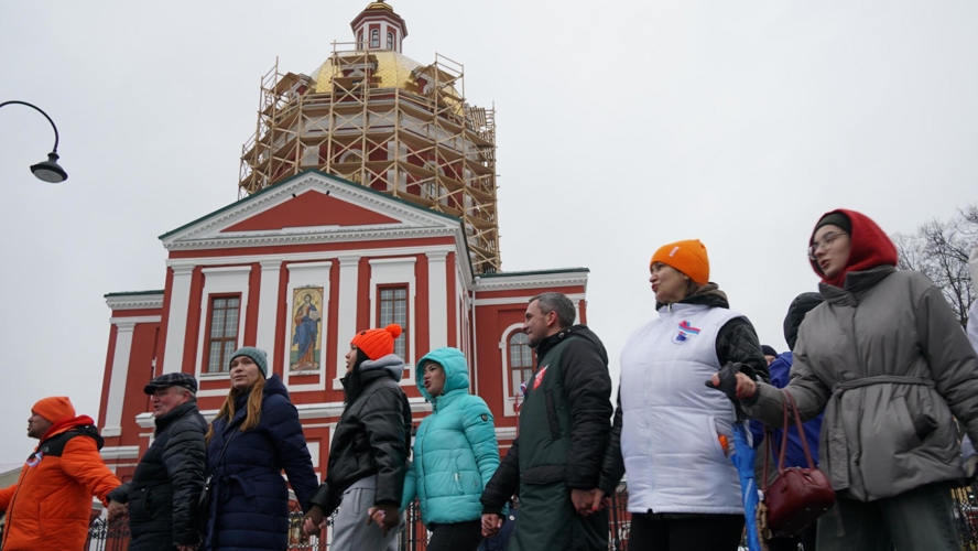 Сотрудники Росгвардии обеспечили безопасность участников флешмоба в День народного единства в Кирове