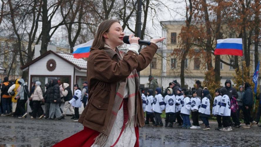 Сотрудники Росгвардии обеспечили безопасность участников флешмоба в День народного единства в Кирове
