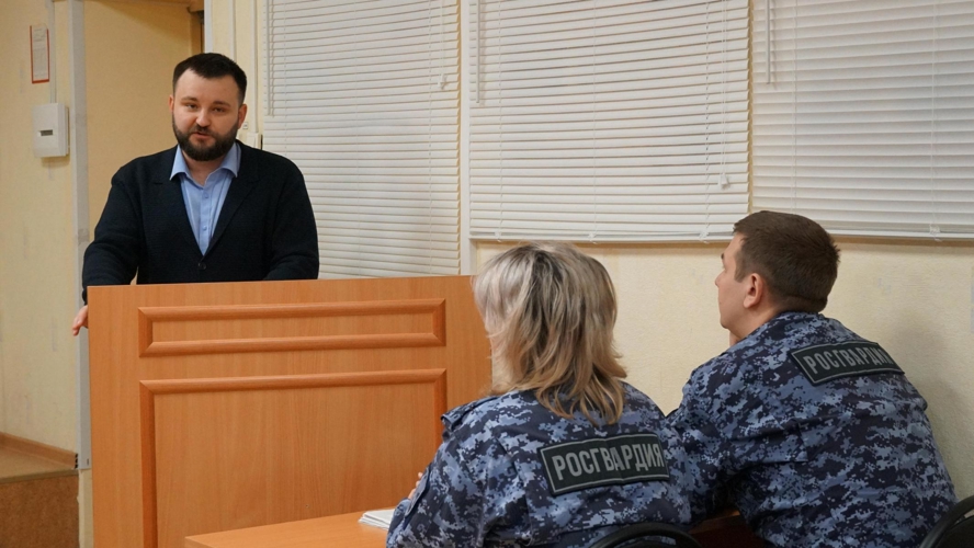 В Кирове лектор "Знания" рассказал росгвардейцам о современном состоянии и путях развития межнациональных отношений в России