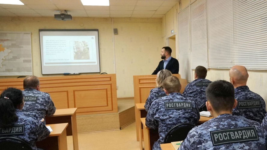 В Кирове лектор "Знания" рассказал росгвардейцам о современном состоянии и путях развития межнациональных отношений в России