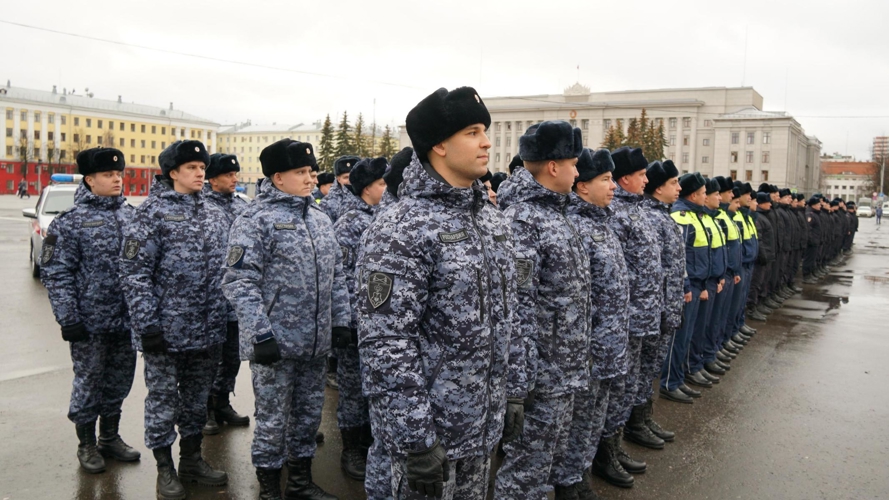 Сотрудники Росгвардии приняли участие в строевом смотре кировского гарнизона