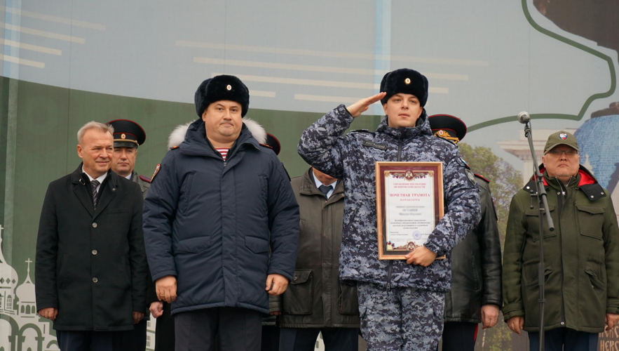 Сотрудники Росгвардии приняли участие в строевом смотре кировского гарнизона