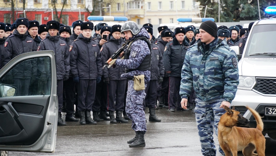 Сотрудники Росгвардии приняли участие в строевом смотре кировского гарнизона