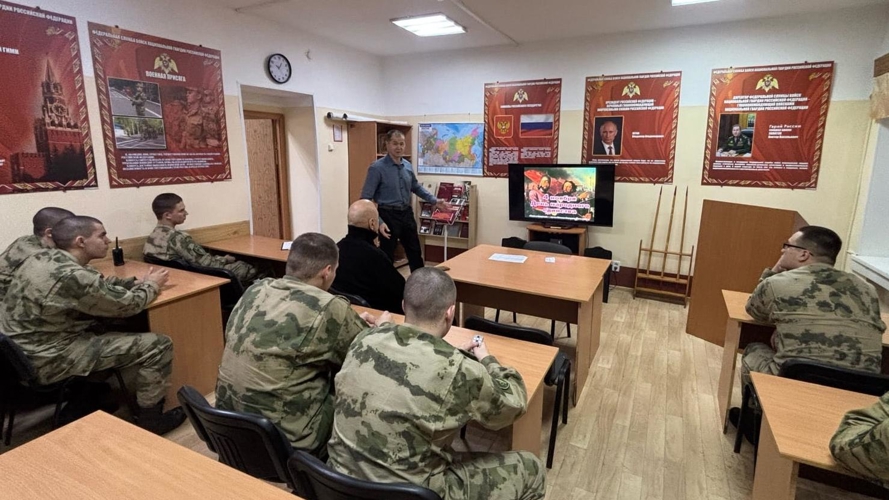 В Кирове ветераны Росгвардии рассказали личному составу об истории Дня народного единства