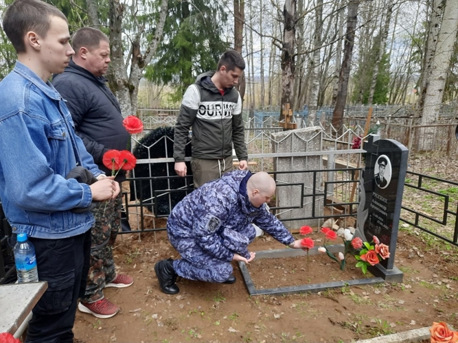 В Кирове росгвардейцы привели в порядок места захоронения коллег, погибших при исполнении служебного долга 
