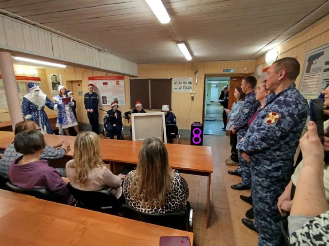 В Кирове подшефные поздравили сотрудников вневедомственной охраны Росгвардии с наступающим Новым годом