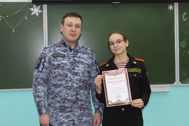 Кировские росгвардейцы поздравили подшефных кадет с Новым годом