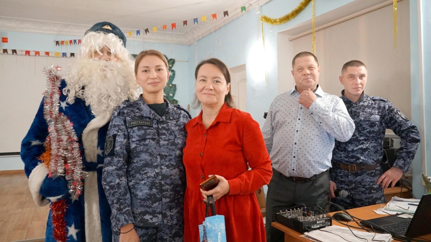 В Кирове Дед Мороз специального назначения поздравил подшефных ребят с Новым годом 