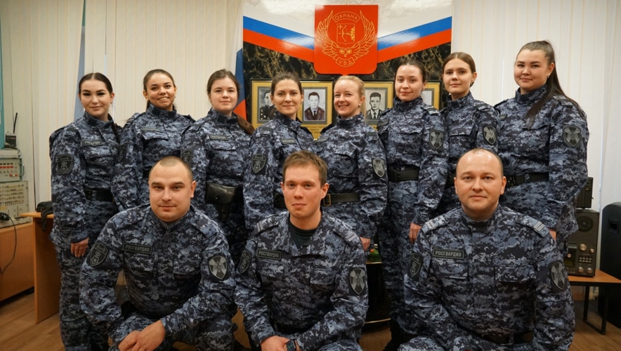 В День Конституции РФ в Кирове молодые росгвардейцы приняли Присягу