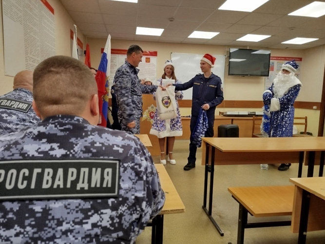 В Кирове подшефные поздравили сотрудников вневедомственной охраны Росгвардии с наступающим Новым годом