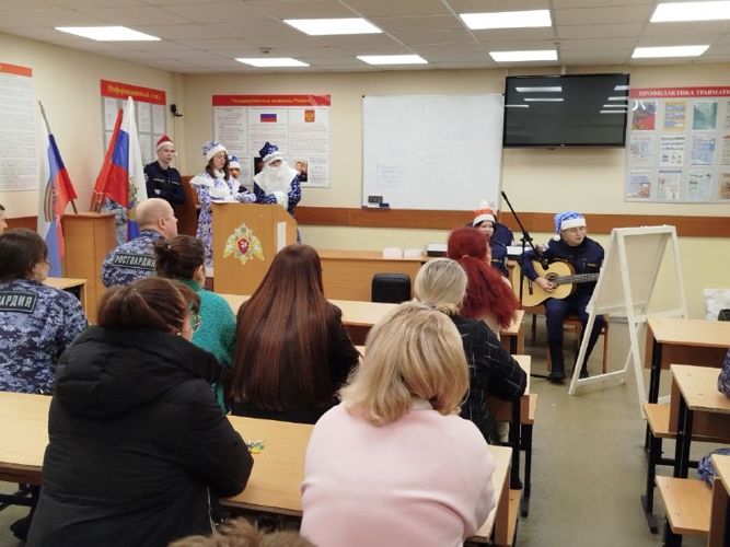 В Кирове подшефные поздравили сотрудников вневедомственной охраны Росгвардии с наступающим Новым годом