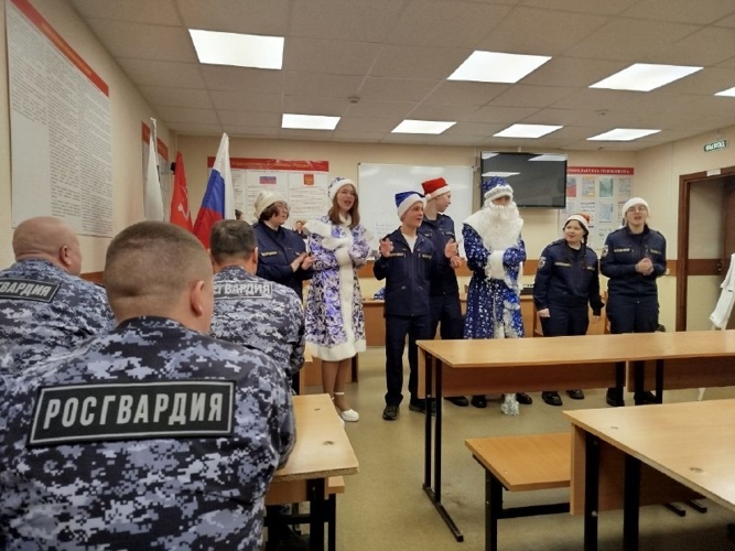 В Кирове подшефные поздравили сотрудников вневедомственной охраны Росгвардии с наступающим Новым годом