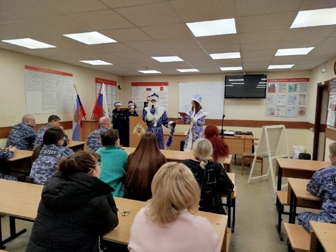 В Кирове подшефные поздравили сотрудников вневедомственной охраны Росгвардии с наступающим Новым годом