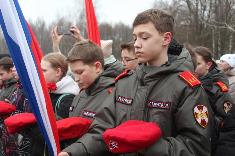 В Кирове подшефные росгвардейцев приняли участие в Линейке Памяти, посвященной Дню Неизвестного солдата 