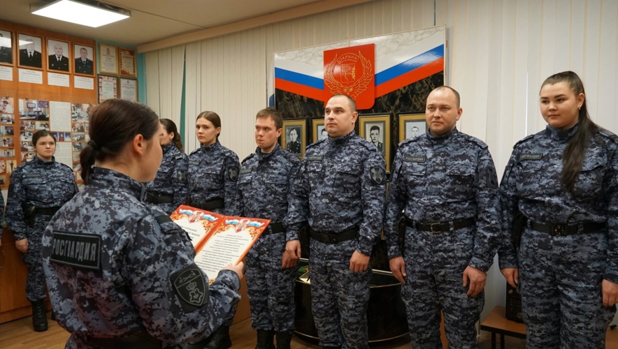 В День Конституции РФ в Кирове молодые росгвардейцы приняли Присягу