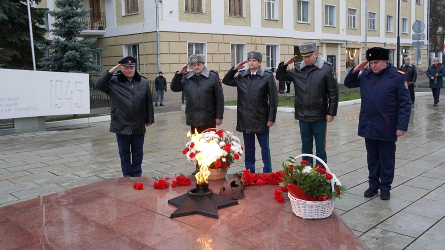 В Кирове росгвардейцы приняли участие в церемонии возложения цветов к Вечному огню в День Неизвестного солдата 