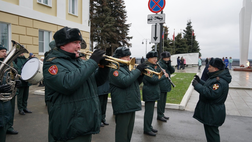 В Кирове росгвардейцы приняли участие в церемонии возложения цветов к Вечному огню в День Неизвестного солдата 