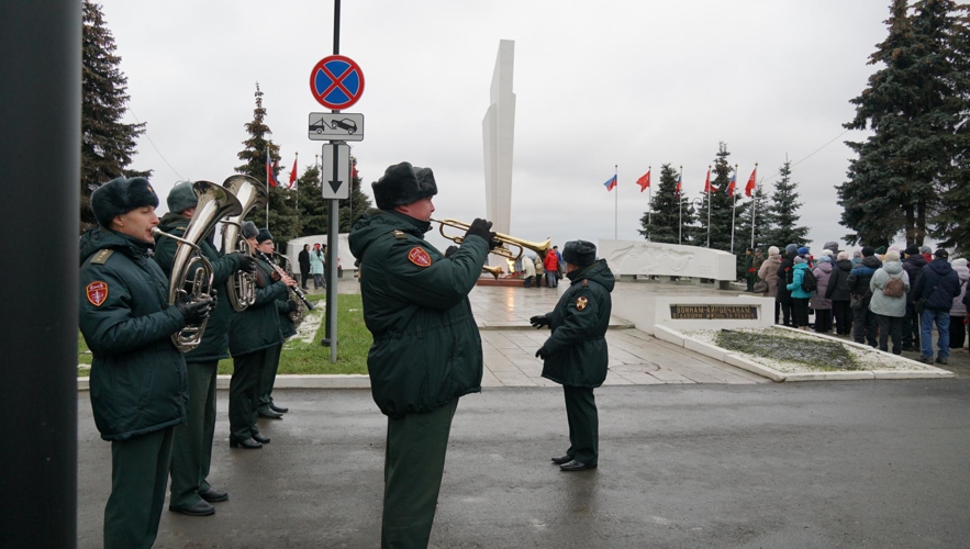 В Кирове росгвардейцы приняли участие в церемонии возложения цветов к Вечному огню в День Неизвестного солдата 