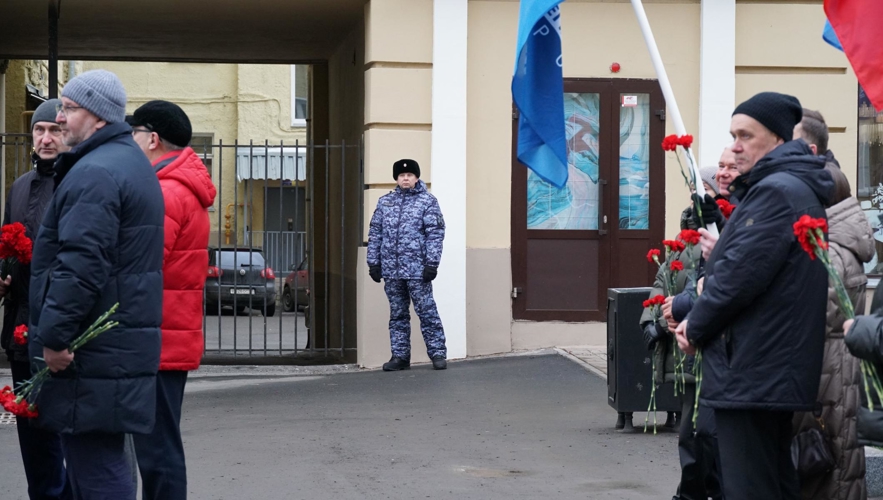 В Кирове росгвардейцы приняли участие в церемонии возложения цветов к Вечному огню в День Неизвестного солдата 