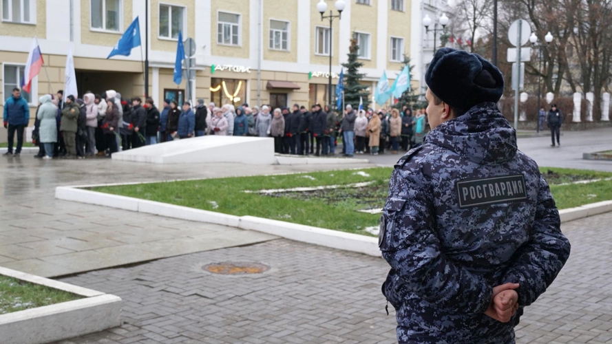 В Кирове росгвардейцы приняли участие в церемонии возложения цветов к Вечному огню в День Неизвестного солдата 