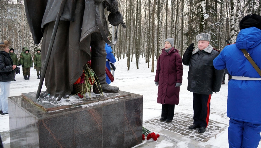 Генерал-майор полиции Дмитрий Пушкин принял участие в церемонии возложения цветов к Вечному огню