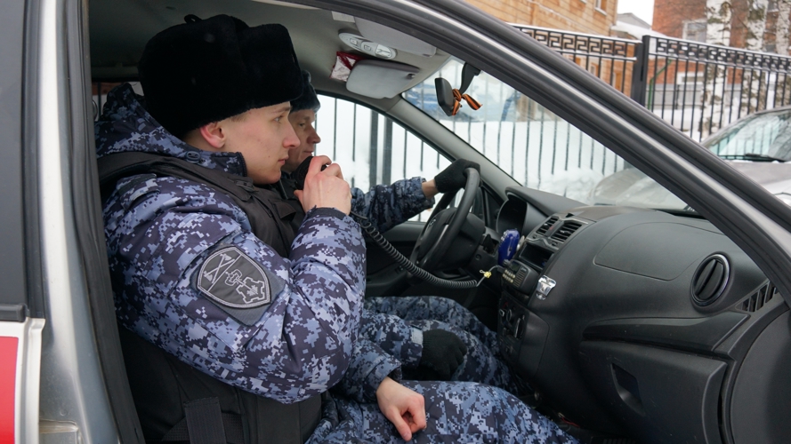 Росгвардейцы задержали кировчанина с коньяком в рукаве