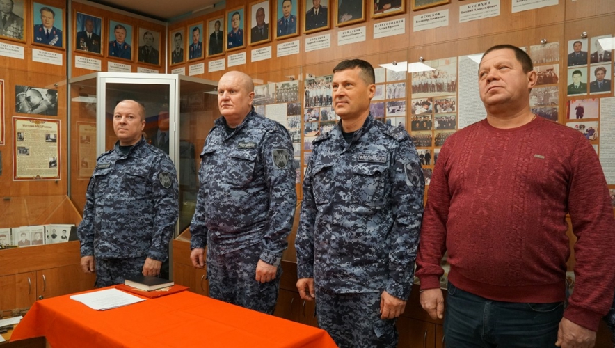 В День Конституции РФ в Кирове молодые росгвардейцы приняли Присягу