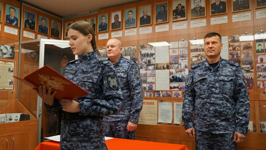 В День Конституции РФ в Кирове молодые росгвардейцы приняли Присягу