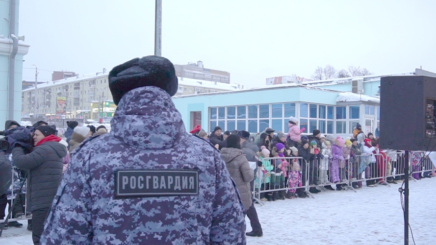 Росгвардейцы приняли участие в обеспечении безопасности Поезда Деда Мороза в Кирове (видео)