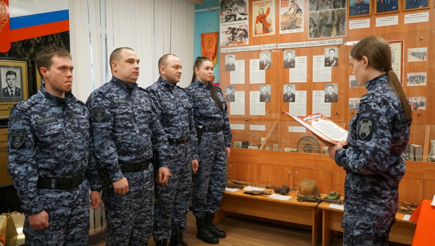 В День Конституции РФ в Кирове молодые росгвардейцы приняли Присягу